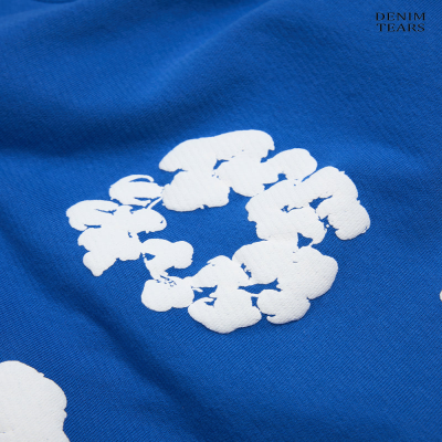 Tecido azul com estampa branca circular e texto DENIM TEARS