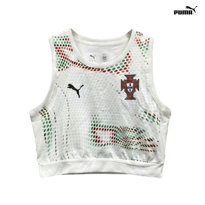 Top desportivo branco com padrões verde e vermelho e logótipos Puma e escudo de Portugal