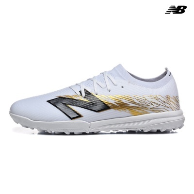 Ténis desportivo branco com detalhes dourados e pretos