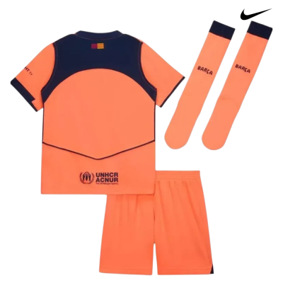 Equipamento desportivo laranja com detalhes pretos, com camisola, calções e meias