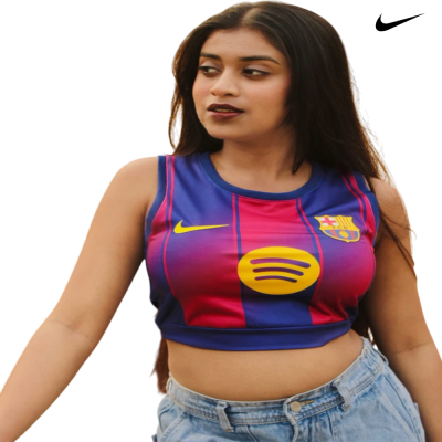 Top desportivo cropped azul e vermelho com logos Spotify e FC Barcelona, visto numa mulher com calças de ganga.