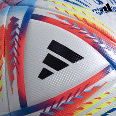 Bola de futebol Adidas branca e colorida com texto FIFA WORLD CUP QATAR 2022