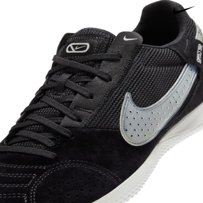 Sapatilha desportiva Nike preta com logo cinza perfurado
