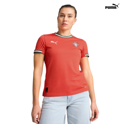 T-shirt desportiva vermelha Puma com brasão de Portugal e logótipo Puma em modelo feminino