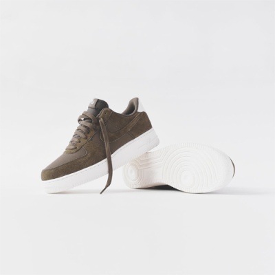 ténis castanhos com sola branca e atacadores