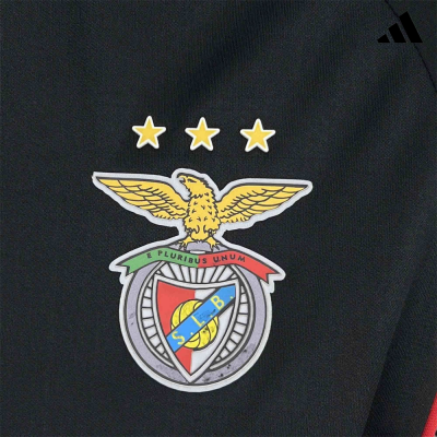 Logótipo do SL Benfica em tecido preto com símbolo Adidas