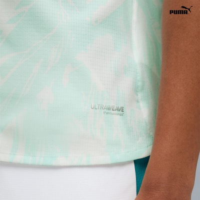 T-shirt azul-claro e branco com padrão abstrato e texto ULTRAWEAVE thermoadapt