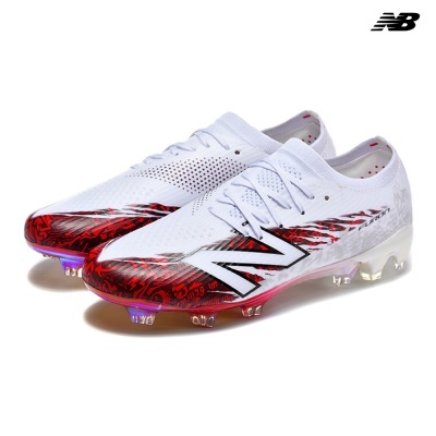 Chuteiras de futebol brancas com detalhes vermelhos e pretos e sola com cravos