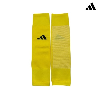 Par de meias desportivas amarelas com logo Adidas e textura em malha