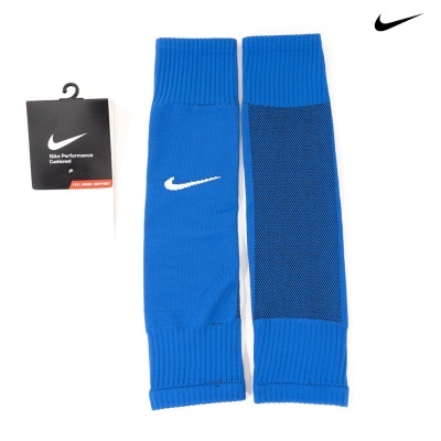 Par de meias azuis Nike com logótipo branco e embalagem preta