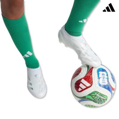 Pernas com meias verdes e chuteiras brancas a tocar uma bola de futebol colorida com textos FIFA e TRIONDA