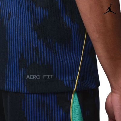 Roupa desportiva azul e preta com costura amarela e detalhe verde