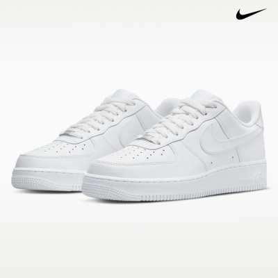 Par de sapatilhas brancas Nike Air Force 1 sobre fundo branco com logótipo Nike