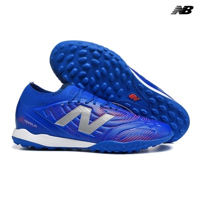 Ténis desportivos azuis New Balance com sola texturada e detalhes laranja