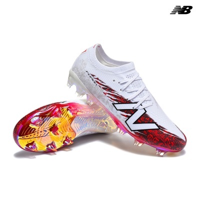 Chuteiras de futebol New Balance brancas com detalhes vermelhos e pretos e sola iridescente com cravos.