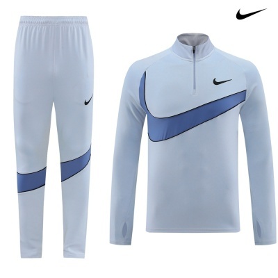 Conjunto desportivo Nike azul claro e escuro com logótipo preto