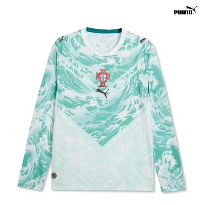 Camisola desportiva branca e azul claro com logotipo PUMA e escudo de Portugal