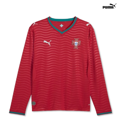 Camisola vermelha de manga comprida com padrão ondulado branco e emblema da seleção portuguesa