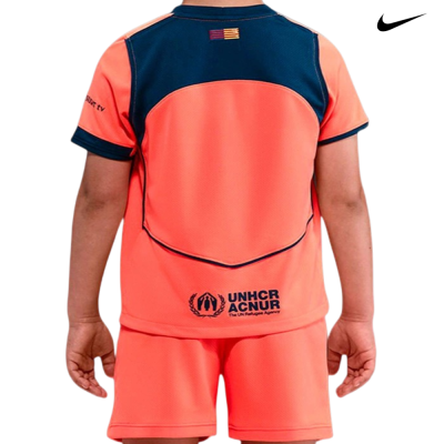 Fato desportivo infantil salmão com detalhes azul escuro e texto UNHCR ACNUR nas costas.