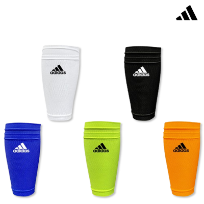 Caneleiras Adidas em cinco cores diferentes sobre fundo branco