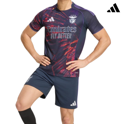 Conjunto desportivo azul escuro Adidas com t-shirt estampada e calções, detalhes brancos e vermelhos.