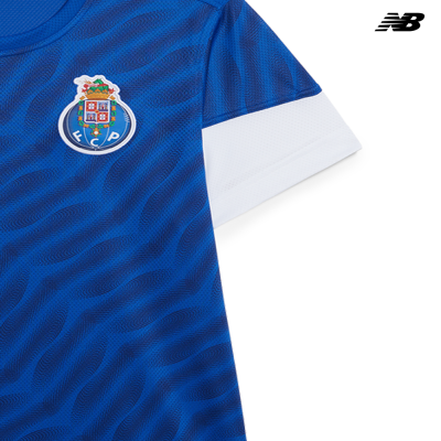 T-shirt azul FC Porto com logo e mangas brancas