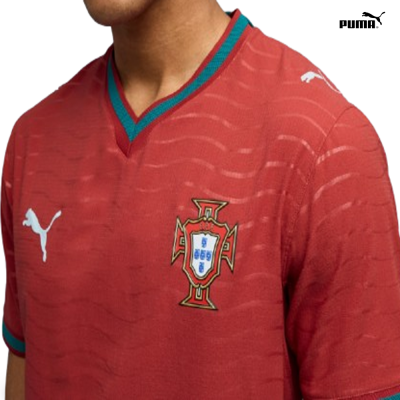 T-shirt desportiva vermelha com logótipos Puma e emblema da seleção de Portugal