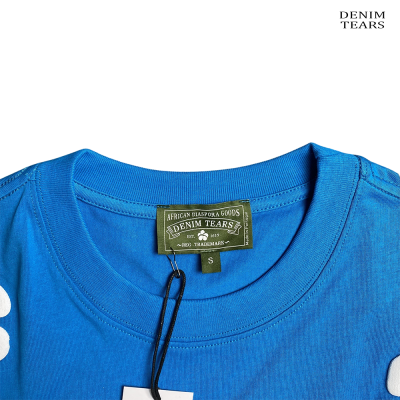 T-shirt azul com etiqueta verde e cordão preto com etiqueta pendurada