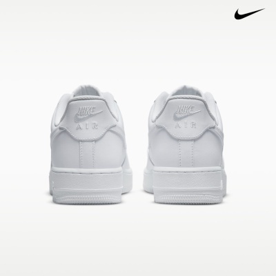 Ténis Nike Air brancos vistos de trás com fundo branco