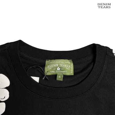 Gola e etiqueta verde de t-shirt preta com texto Denim Tears