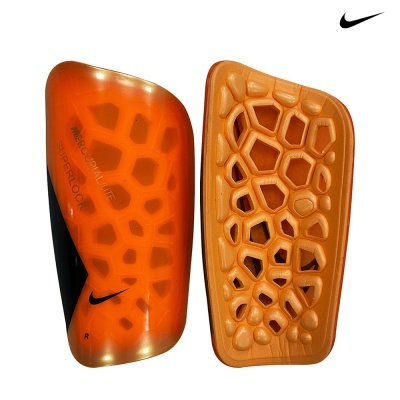 Par de caneleiras Nike laranja com padrão hexagonal e texto MERCURIAL LITE SUPERLOCK