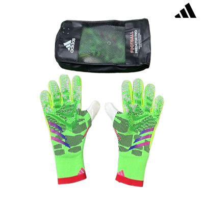 Luvas de futebol Adidas verde com preta, roxa e vermelha e embalagem preta com rede.