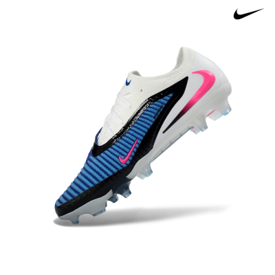 Chuteira de futebol Nike branca, azul, preta e rosa com sola transparente
