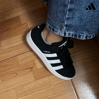 Ténis Adidas Campus pretos com riscas brancas e sola branca