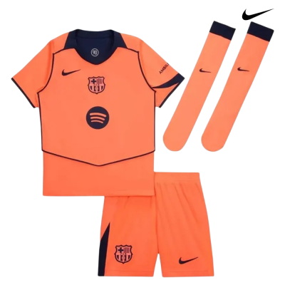 Conjunto de futebol laranja com logótipos de Nike e FC Barcelona