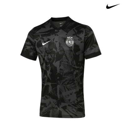 T-shirt preta com padrão cinzento e logos Nike e SCP Sporting Portugal
