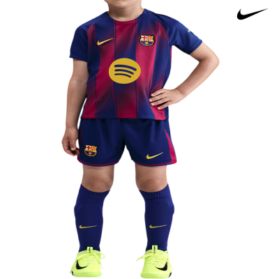 Conjunto de futebol infantil FC Barcelona azul e grená com logos Nike e do clube, meias azuis e chuteiras amarelo-fluorescentes.