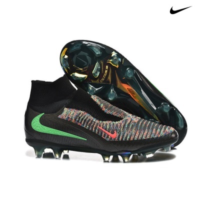 Chuteiras Nike multicoloridas com sola preta e detalhes em verde e vermelho.