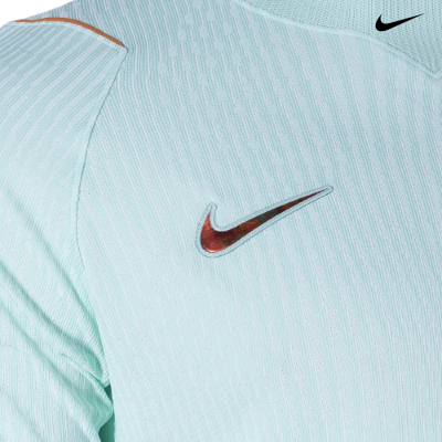 Camisola desportiva azul clara com logótipo Nike castanho no peito