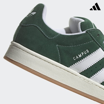 Ténis Adidas CAMPUS verde escuro e branco sobre fundo branco com logótipo Adidas