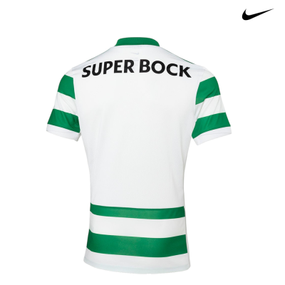 Camisola de futebol branca e verde com texto SUPER BOCK nas costas