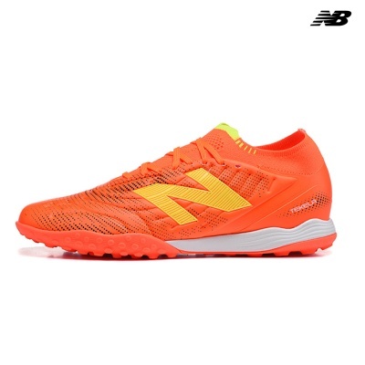 Ténis desportivo New Balance cor laranja com detalhes amarelos e sola branca