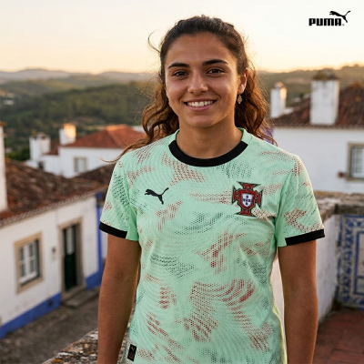 Camisola de futebol verde claro com padrão vermelho e preto e emblema da seleção de Portugal