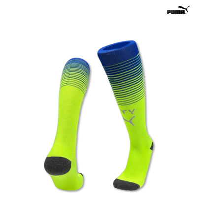 Meias compridas amarelas fluorescentes com topo azul e riscas horizontais e logo PUMA