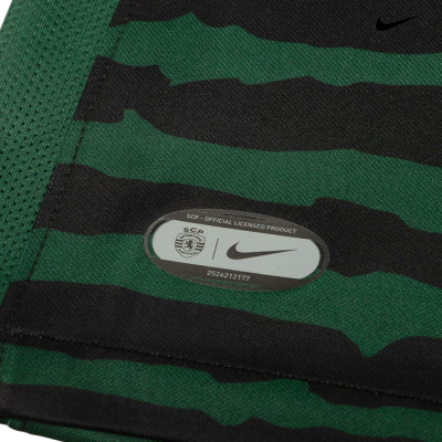 Tecido verde e preto com etiqueta oficial SCP e Nike