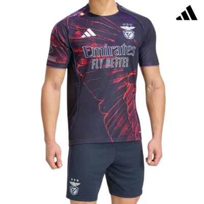 Conjunto camisola e calções desportivos azul escuro com padrão vermelho e logótipos Adidas e SL Benfica