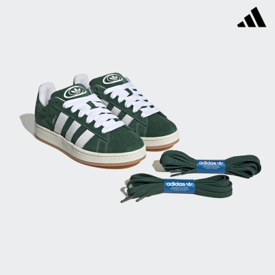 Ténis Adidas Campus verdes com riscas brancas e atacadores extra verdes com etiqueta azul.