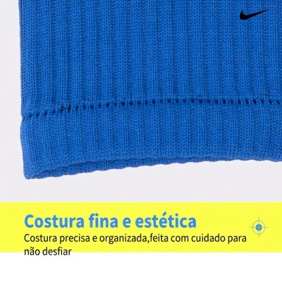 Tecido azul com costura fina e texto em português sobre costura, fundo amarelo, logótipo Nike preto