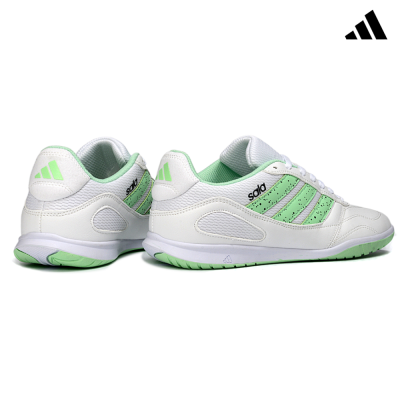 Sapatilhas brancas e verdes com riscas laterais e sola antiderrapante