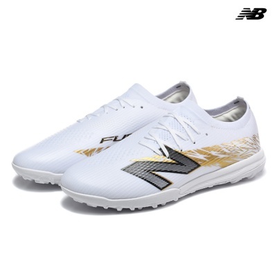 Sapatilhas desportivas brancas com detalhes dourados e pretos